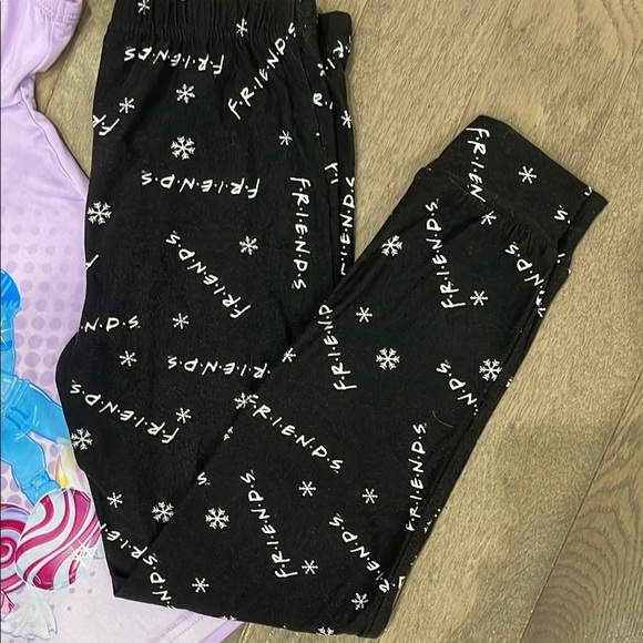 Friends TV Series Leggings & LOL Surprise T-Shirt - Picture 4 of 8